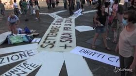 Napoli, Flash mob per la scuola di insegnanti e genitori