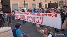 Scuola, il flash mob di genitori e docenti a Roma