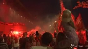 Liverpool re della Premier League dopo 30 anni. Città in festa tutta la notte