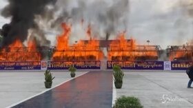 Myanmar, date alle fiamme pile di stupefacenti per centinaia di milioni di dollari