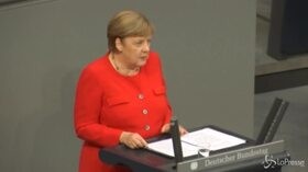 Merkel: “Non basta il recovery fund, l’Italia pensi al Mes”