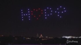 Droni illuminano il cielo di Madrid, il messaggio alle vittime del covid è commovente