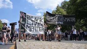 Berlino, tra manifestazioni antirazziste e proteste contro l’omofobia