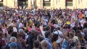 Flash Mob per il Gay Pride a Napoli, de Magistris: “La città sceglie il coraggio contro la paura”
