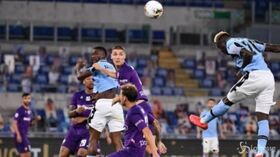 Serie A, la Lazio vince e resta in scia alla Juventus