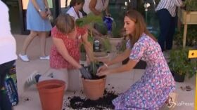 Gb, Kate Middleton aiuta i bambini a piantare alberi al Nook hospice