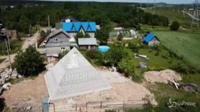 La piramide di Cheope in giardino, la strana idea di una coppia di russi