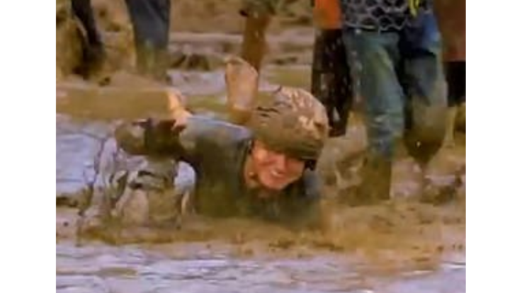 Lo chef Gordon Ramsay trainato nel fango da due tori indonesiani