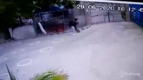 Karachi, l’inizio dell’attacco ripreso dalle telecamere di sicurezza