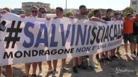 Salvini a Mondragone, striscioni e cori contro il leader leghista: “Da ministro cosa ha fatto?”
