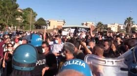 Salvini a Mondragone, tensione tra simpatizzanti leghisti e manifestanti