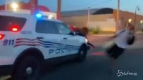 Usa, 2 volanti investono i manifestanti che avevano circondato le vetture