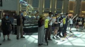 Nuova legge sulla sicurezza nazionale a Hong Kong, la protesta in un centro commerciale