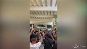 Parigi, panico in centro commerciale. Tutti evacuati con le mani alzate