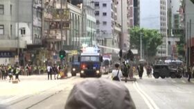 A Hong Kong non si fermano le proteste, cannoni ad acqua sui manifestanti