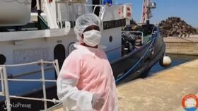 Migranti, attraccata nel porto di Augusta nave Mare Jonio