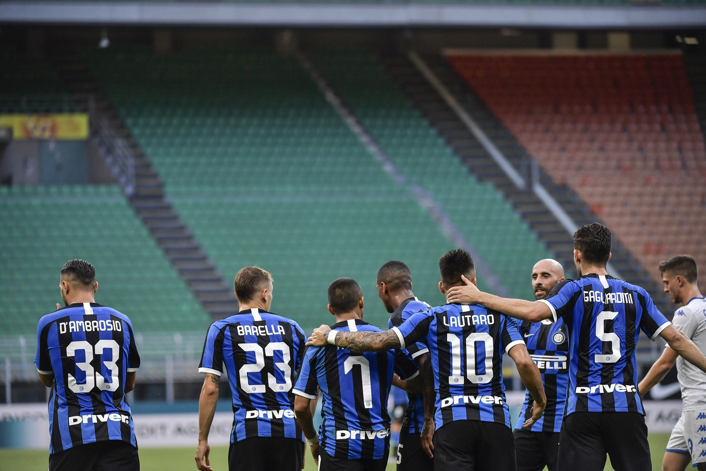Serie A, l’Inter travolge il Brescia 6-0 e resta in scia a Lazio e Juve