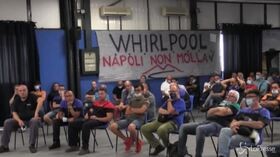 Whirlpool, lavoratori in assemblea: “Patuanelli non mantiene ciò che dice, non stiamo ai giochi del governo”