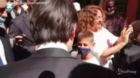 Conte risponde a un bambino a via del Corso: “Ce la metto tutta per far funzionare l’Italia”