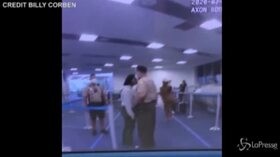 Florida: agente prende a pugni una donna