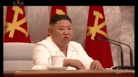 Corea del Nord, Kim Jong Un riappare in tv: “Sul coronavirus non abbassare la guardia”