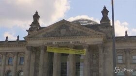 Germania, protesta degli ambientalisti fuori dal Parlamento