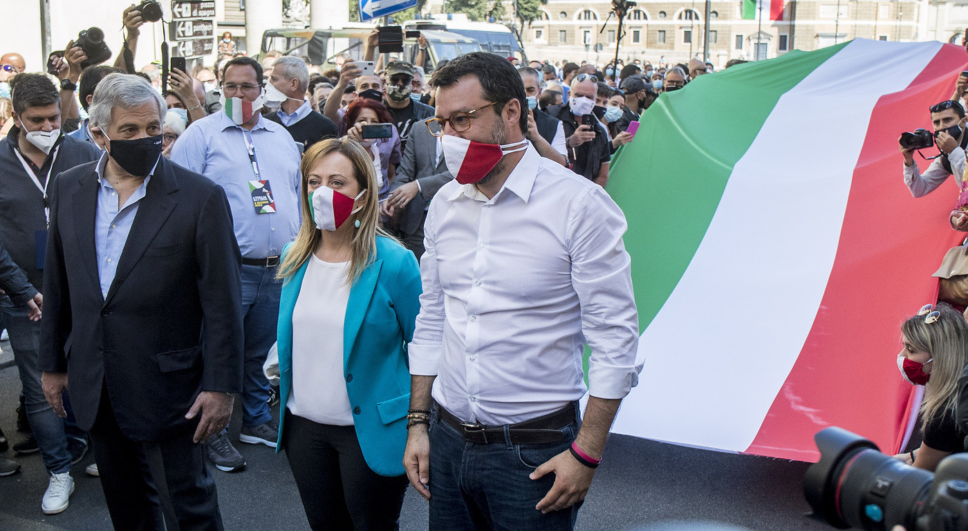Centrodestra in piazza contro il governo, Salvini: “Sono contagiati dal poltronavirus”