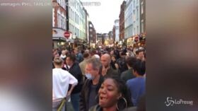 Londra, pub presi d’assalto nel giorno della riapertura