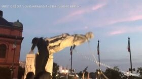 Baltimora, rovesciata la statua di Cristoforo Colombo
