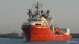 Migranti, Ocean Viking attracca a Porto Empedocle