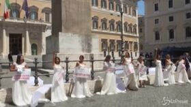 Roma, flash mob delle spose a Fontana di Trevi