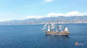 La Amerigo Vespucci omaggia Morricone nel mare di Taormina