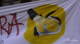 Milano, lavoratori dello spettacolo in presidio sotto sede Inps: “Siamo senza soldi”