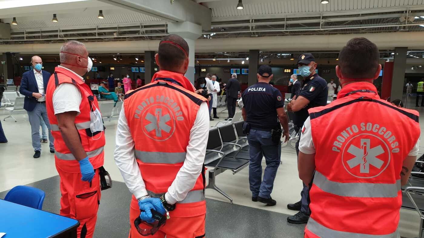 Coronavirus, a Fiumicino aereo dal Qatar con 135 bengalesi a bordo