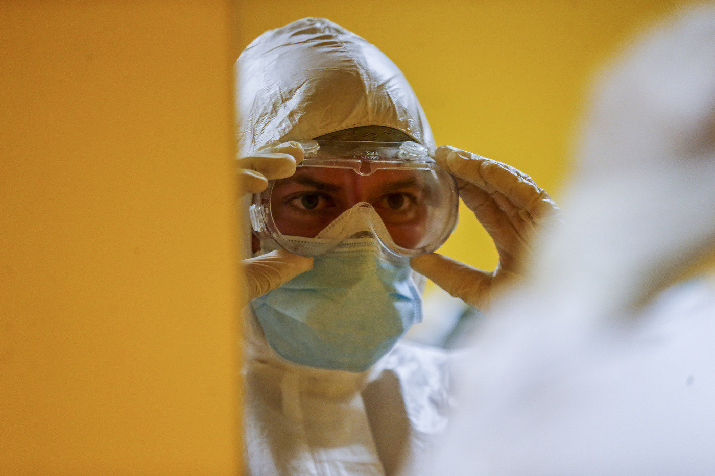 Coronavirus, risalgono i contagi: 15 i morti, la metà di ieri