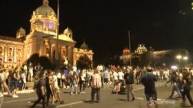 Coronavirus, in Serbia manifestanti protestano davanti al Parlamento