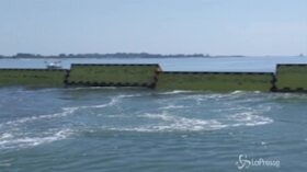 Mose, le immagini delle paratoie in azione a Venezia
