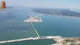 Venezia, le immagini del Mose dall’elicottero della polizia