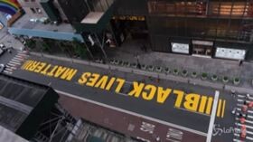 Usa, davanti alla Trump Tower la scritta ‘Black Lives Matter’ a caratteri cubitali