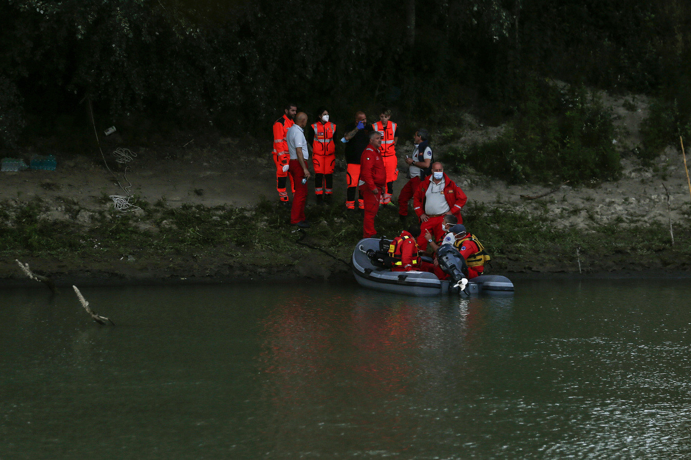 Roma, elicottero precipita nel Tevere