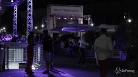 I giovani tornano di nuovo in discoteca
