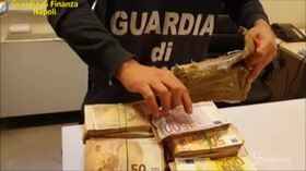 Napoli, la Gdf sequestra cocaina, tabacco e denaro