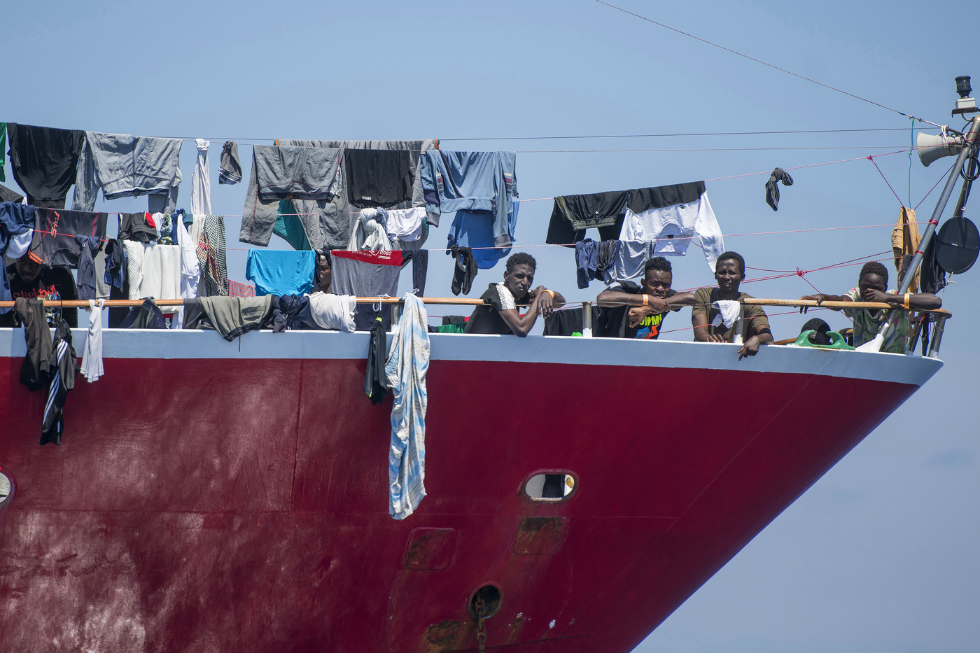 Covid-19, positivi 28 dei 70 migranti sbarcati a Roccella Jonica