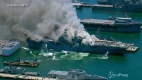 Stati Uniti, a fuoco nave d’assalto alla fonda a San Diego: le immagini aeree