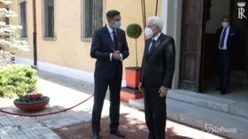 Foibe, Italia-Slovenia: Mattarella e Pahor si tengono per mano a Basovizza