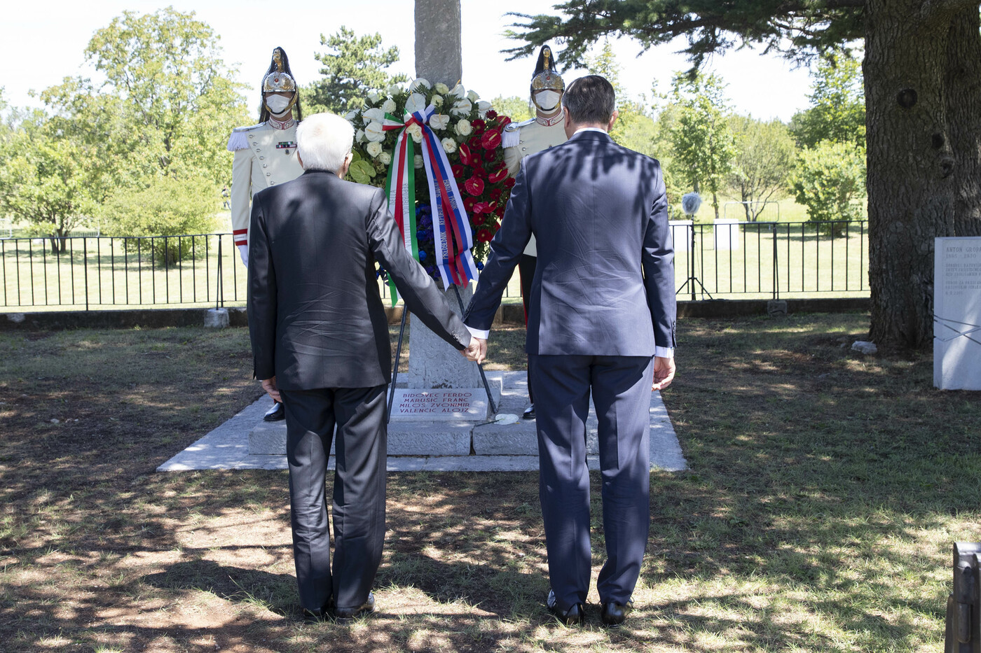 Foibe, Italia-Slovenia: Mattarella e Pahor si tengono per mano a Basovizza