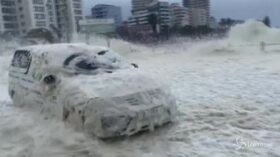 Sudafrica, Tempesta a Cape Town: la città sommersa dalla schiuma marina
