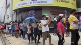 Coronavirus, in Thailandia cittadini in coda a Rayong per fare il test
