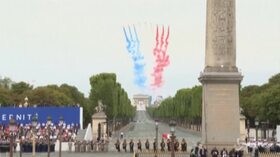 Parigi, le pattuglie acrobatiche colorano il cielo nel giorno della Presa della Bastiglia
