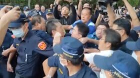 Taiwan, scontro tra deputati fuori dal Parlamento